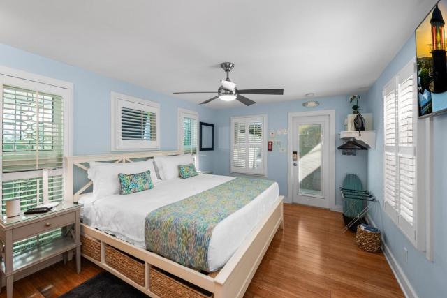 Harrison's Hideaway Sleeps up to 4 with K and Full Sleeper Sofa