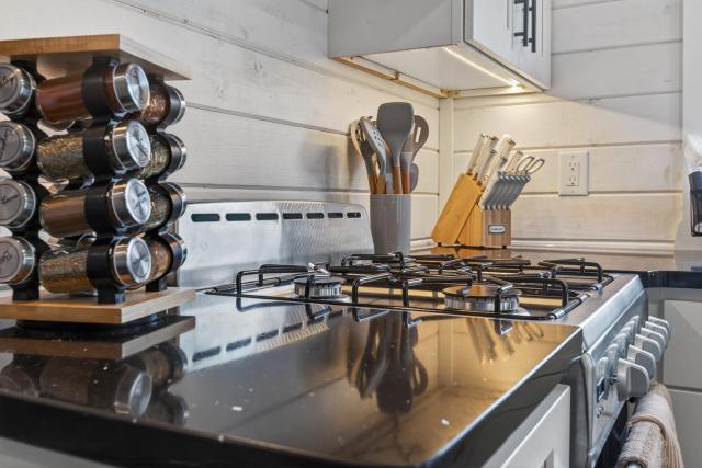Private Tiny Home Surrounded By Farmland W/Hottub