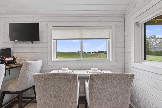 Private Tiny Home Surrounded By Farmland W/Hottub