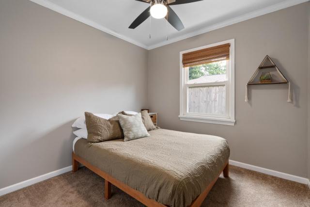 Cozy Ranch King Bed & Pet Friendly - Fenced Yard