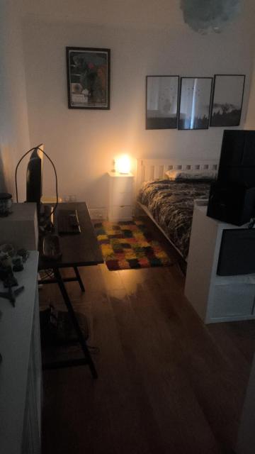 Bedroom in quiet neighborhood