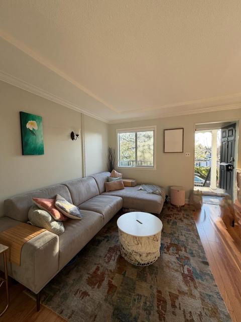 Bright & Spacious Full Family Home