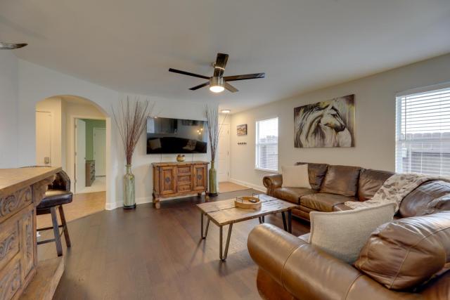 Private Yard & Deck! Group-Friendly Haven in Manor