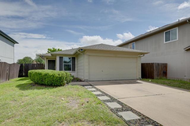 Private Yard & Deck! Group-Friendly Haven in Manor