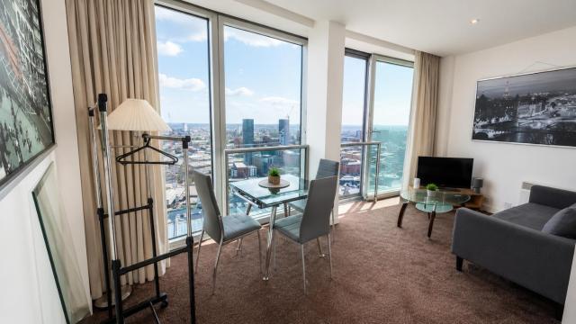 Stylish City View Apartment At The Rotunda