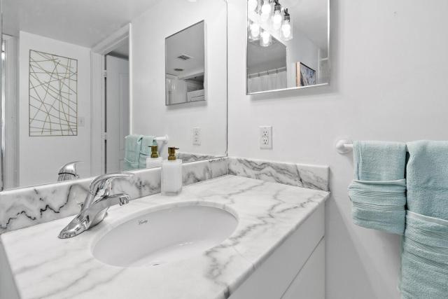Upscale Brickell 1BR with Pool, Gym, City Views & Free Parking