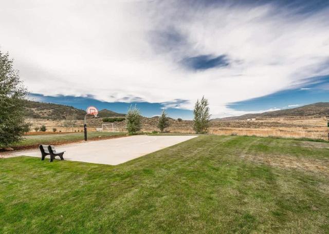 Bear Hollow 5 Bedroom 4 Bathroom Plus Hot Tub Minutes from Slopes