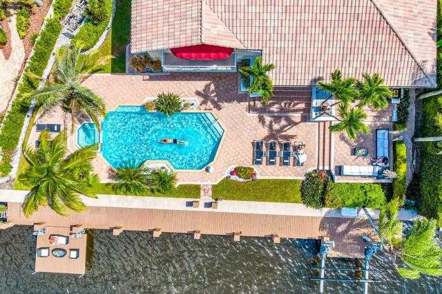Waterfront Heated Pool Canal View Access Coastal Key VlLLAS