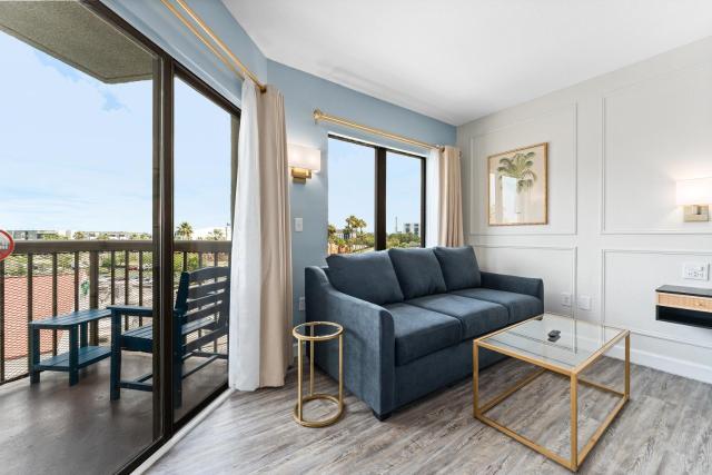 Couples Getaway King Balcony Condo Near Universal