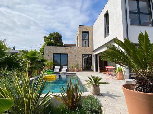 House with pool and sea view in Nice
