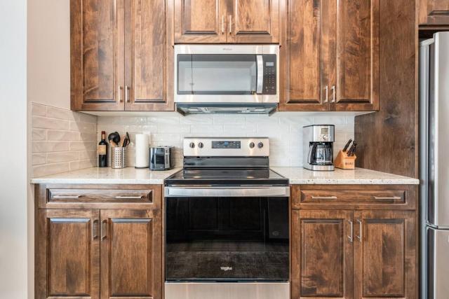 Calgary NW - AC, Garage, Backyard, Self Check-in, Professionally Cleaned