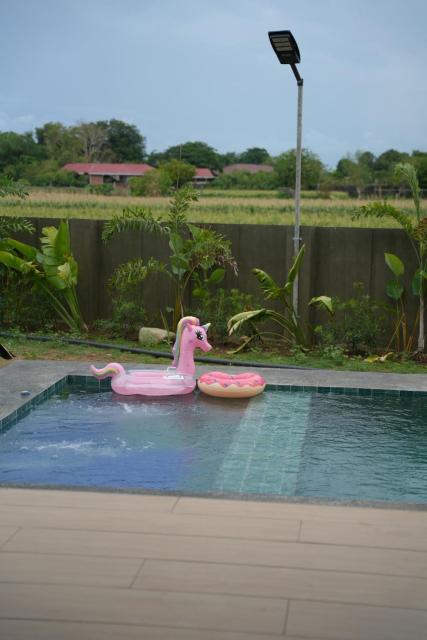 Minimalist Cabin with Pool 5 Mins Drive to Vigan Heritage Family &Pet-friendly