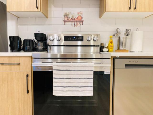 BRAND NEW Downtown Rogers Place Cozy Guest Suite