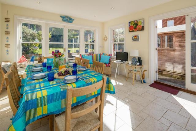 Family pet-friendly 4 double bed home in heart of Seaview