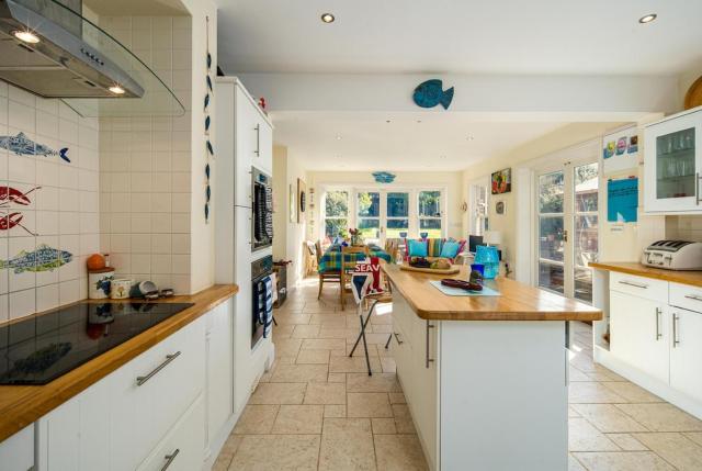 Family pet-friendly 4 double bed home in heart of Seaview