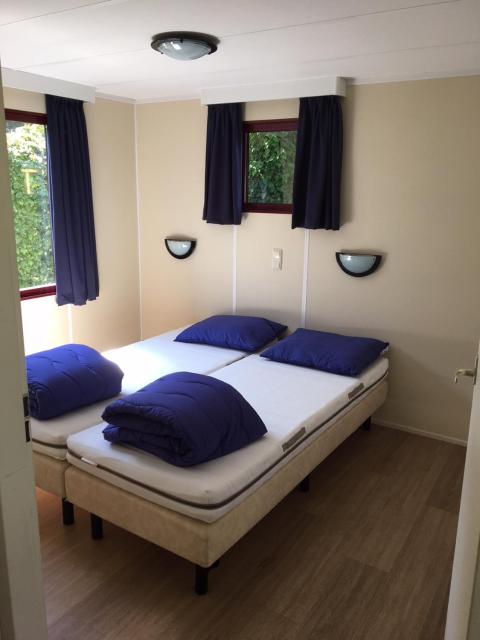 Chalet met Veranda en whirlpool gelegen in NP Drents Friese Wold, camping met zwembad 71
