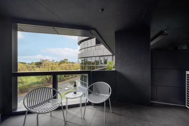 LaneStay - Albert Park Views with Pool Gym Parking