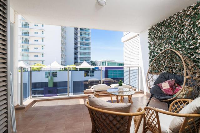 Charming - Rooftop Pool, CBD & Sunrise Balcony