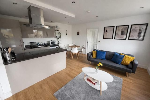 Modern 2 Bed Flat, Free Parking, Central Hemel