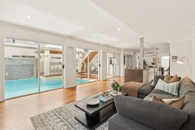 The Rise - Pool & Sauna Home near Hillarys Harbour