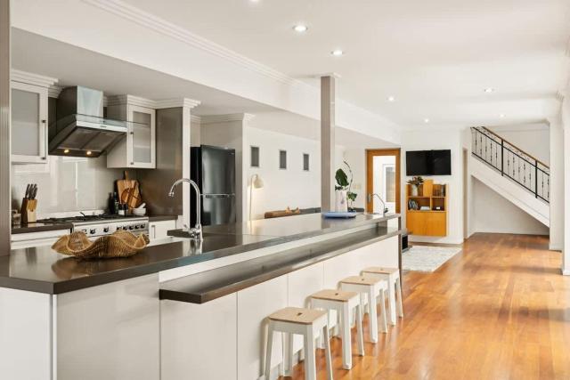 The Rise - Pool & Sauna Home near Hillarys Harbour