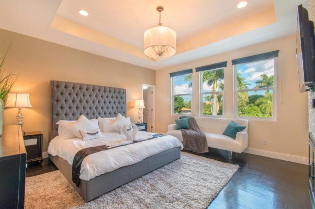 Spacious 5BR Villa with Pool and Fire Pit Retreat