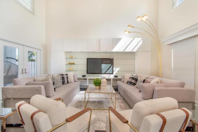 Spacious 5BR Villa with Pool and Fire Pit Retreat
