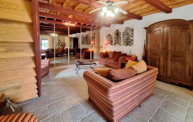 Gorgeous Home In Saint-Quentin-De-Caplo