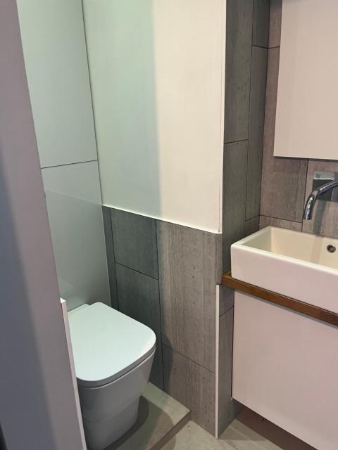 Modern 1BR - Free Parking - 5 Mins to Station