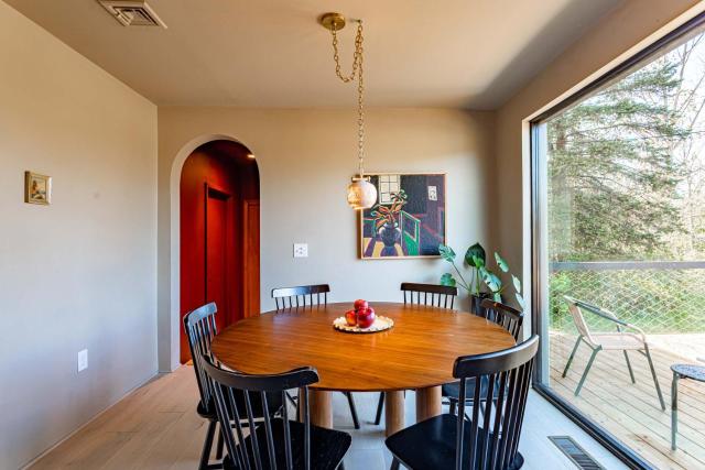 High Meadow House - Scenic Views with Deck & Games