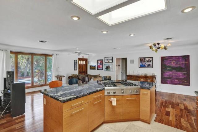 Hollywood Beach Area King Bed 2BR Home Near Broadwalk Comfortable Stay with Great Wifi