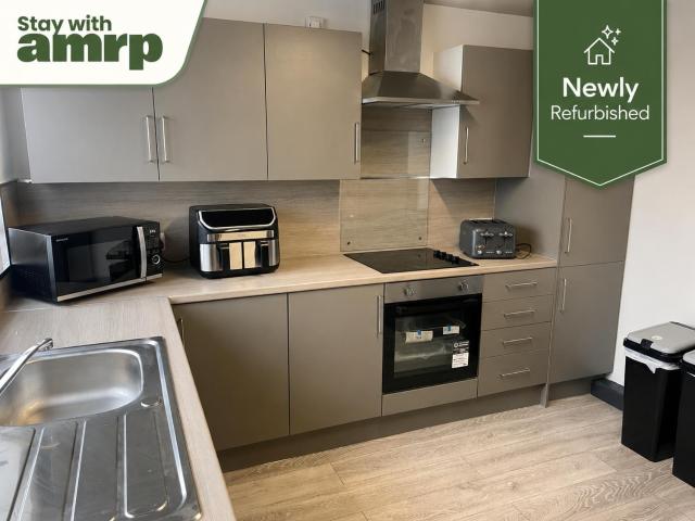 Modern 1 Bed Apartment, King or Twin Beds, Sofa Bed & Free WiFi