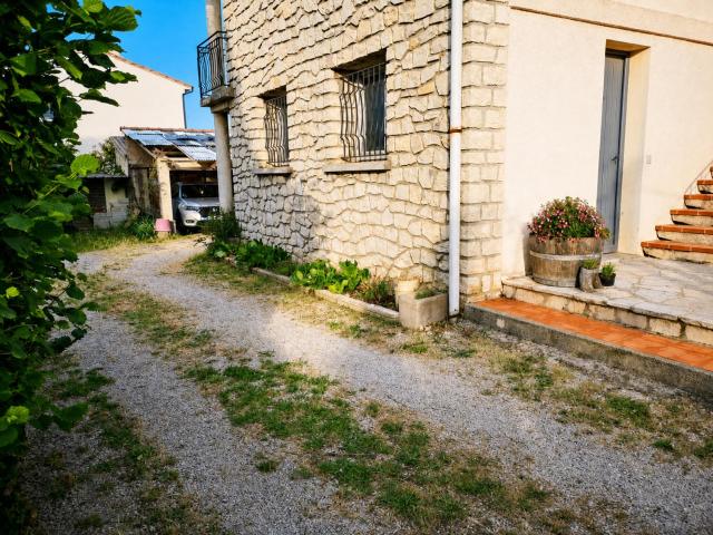 Villa 2 appartements, piscine, jeux, jardin clos