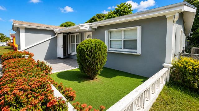Private Guest Suite with Separate Entrance & Kitchen
