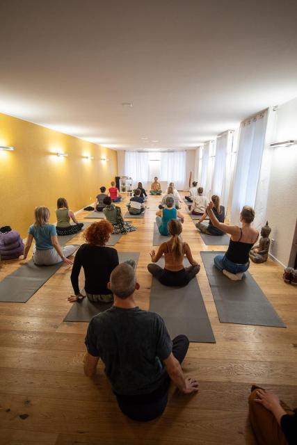 Beautiful group Room in Bern with Parking & Massage