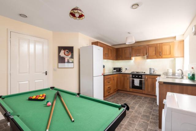 Chic 4bd Manchester Abode - Free Parking - Snooker