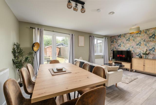 Chic 4bd Manchester Abode - Free Parking - Snooker