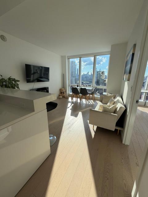 1 STOP TO MIDTOWN SPECTACULAR PANORAMIC VIEW LUXURY HIGH RISE CORNER 1 BR APt
