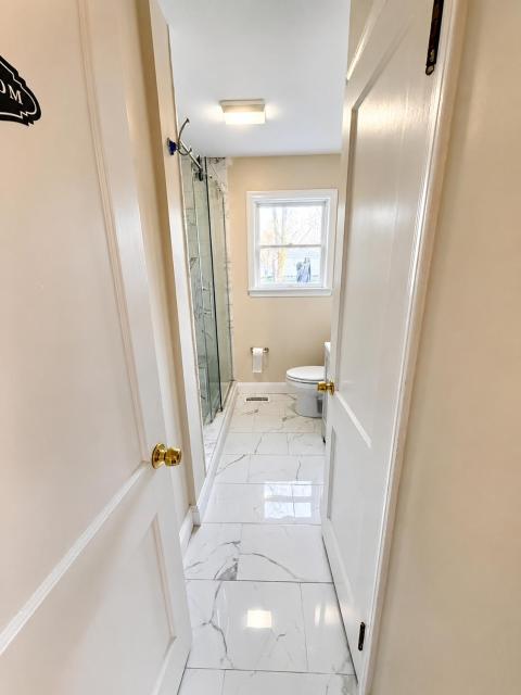 Cozy Private Queen Room 1 with Desk TV and WiFi near Yale