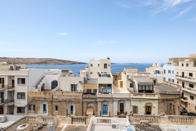 Bright 3-Bedroom Apartment with Sea Views& Terrace