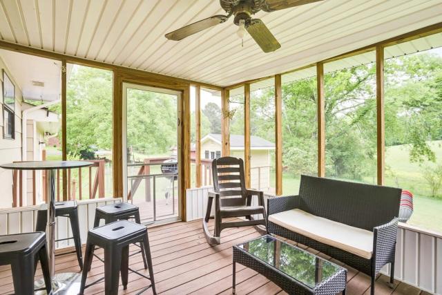 Country Lane Cottage- privacy & quiet neighborhood
