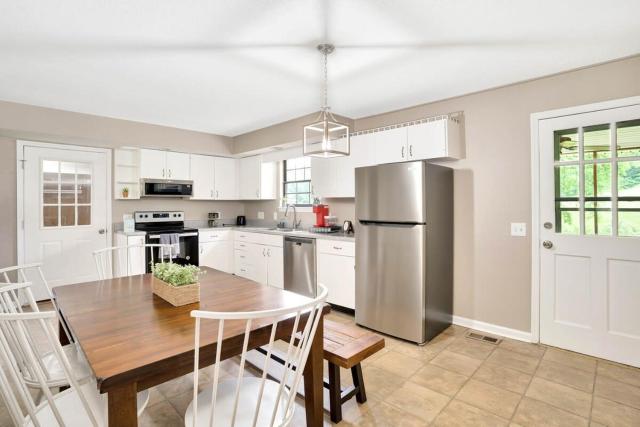 Country Lane Cottage- privacy & quiet neighborhood