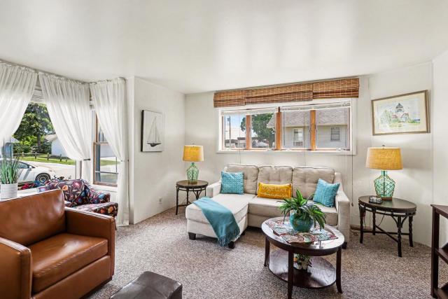 Cozy Downtown Cottage Near Beach and Pier
