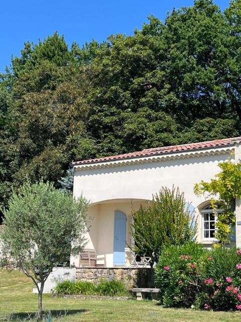 Aile indépendante d'une grande villa avec terrasse