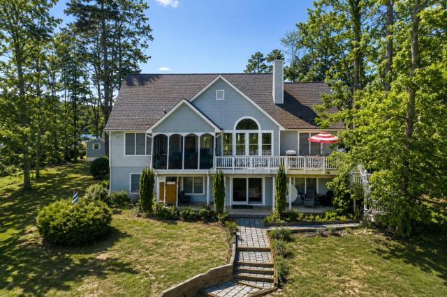 Lake Anna Waterfront Oasis w/ firepit,boat dock, dog friendly