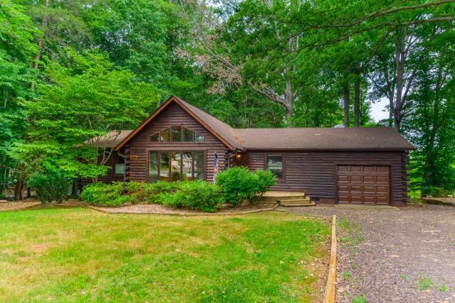 Lakeside log home with a private deck, WiFi, firepit, central AC, & washer/dryer