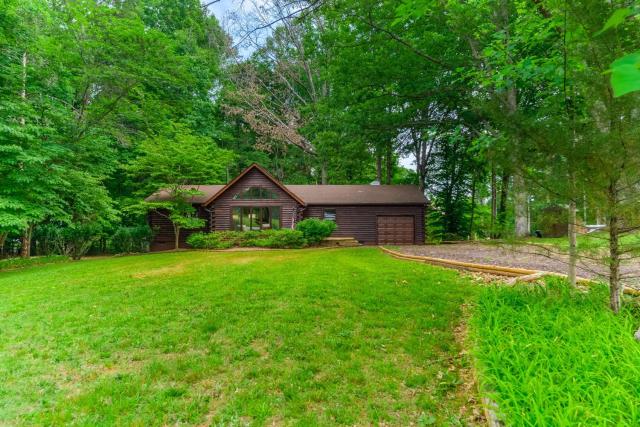 Lakeside log home with a private deck, WiFi, firepit, central AC, & washer/dryer