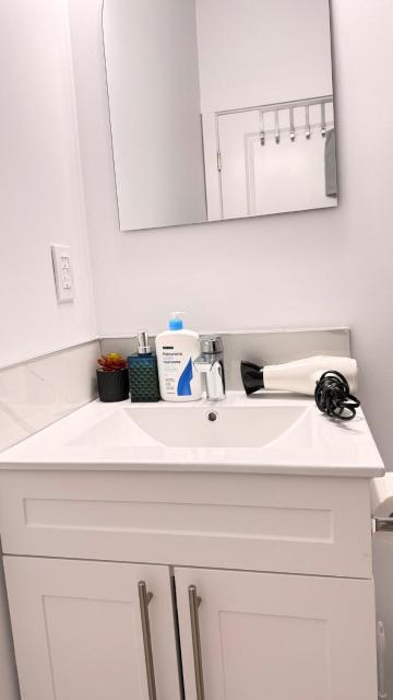 Stylish Private Suite, Free Parking and Wi-Fi