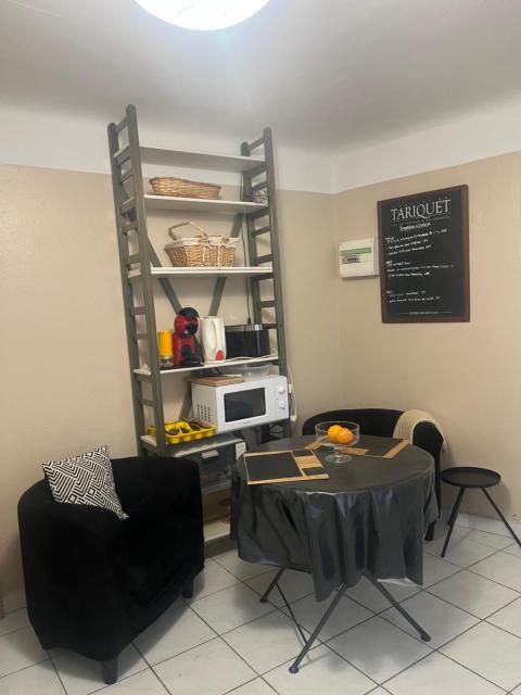 Studio 2 pers petit-déjeuner inclus et local vélo moto gratuit