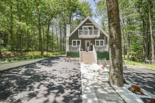 Charming n Fun chalet Retreat in The Poconos